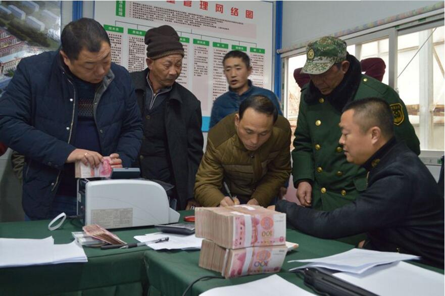 外来农民工在项目部签字确认工日工资额度