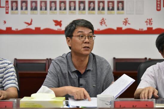 (图:省人社厅副厅长杨长永在座谈会上就相关工作发言)